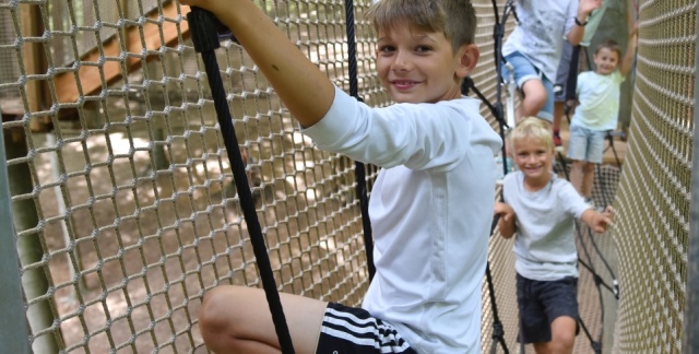Kinder im Hochseilgarten Kinder im Hochseilgarten