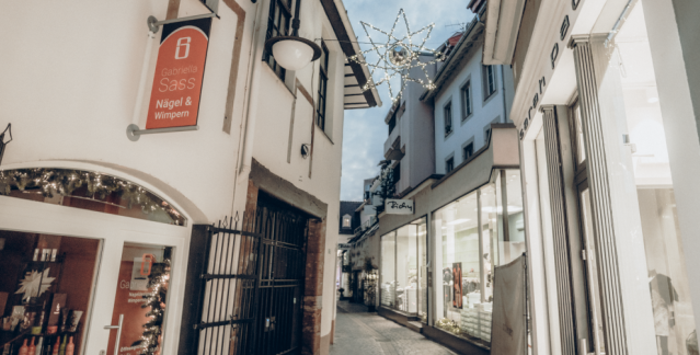 Ruelle des Grenouilles avec poinsettia