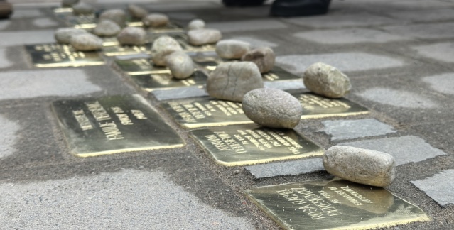 Verlegung von Stolpersteinen für die Familie Deresiewicz