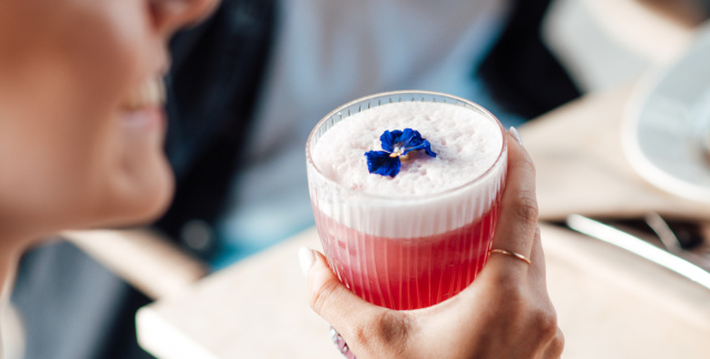 Frau mit Cocktail