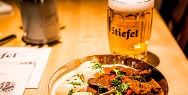 Saftiges Rindergulasch und ein Bier