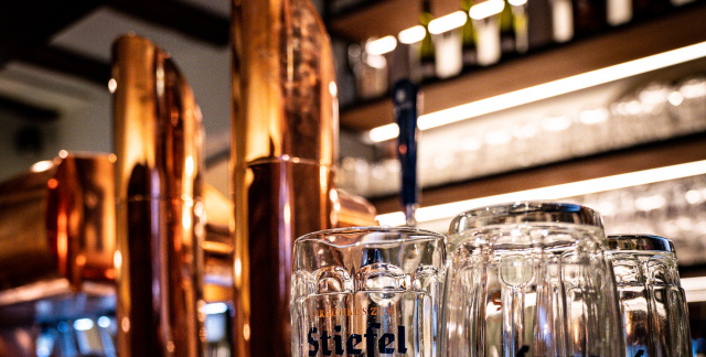 Bierkrüge vom Brauhaus zum Stiefel vor Zapfanlage