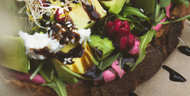 Stulle "Gerd" mit Rote Beete, Hummus, Avocado, Rucola, Schafskäse, Balsamico, Sesam, Granatapfel