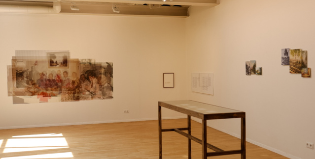 Salle d'exposition avec photographies