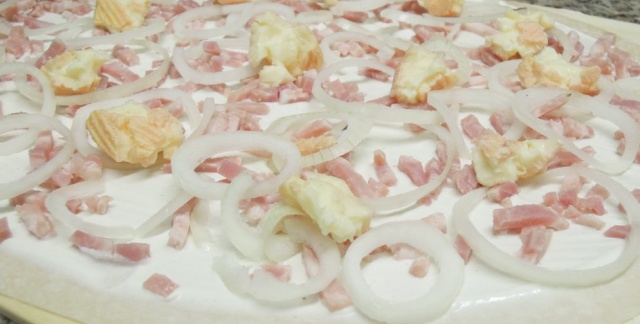herzhafter Flammkuchen mit Zwiebeln und Speck