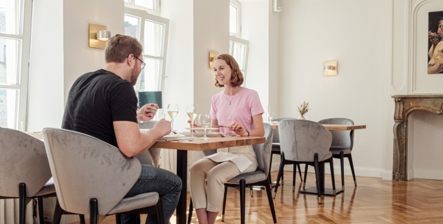 Innenansicht der Räumlichkeit des Restaurants Handelshof mit zwei Gästen am Tisch