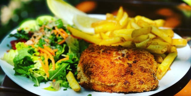 Eine Portion Cordon Bleu mit Salat und Pommes