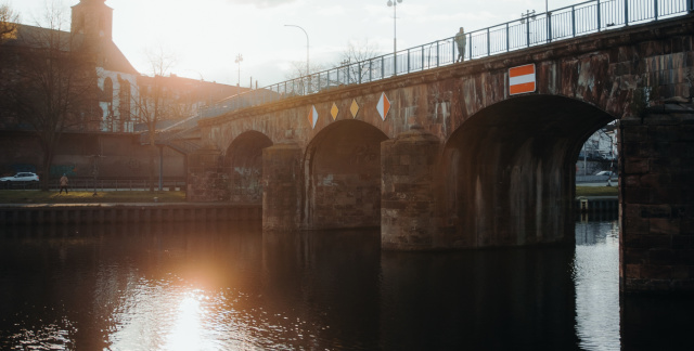 Die Alte Brücke vom St. Johanner Saarufer mit Blick auf die Schlosskirche