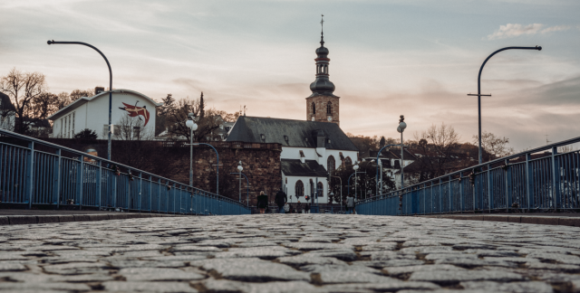 Bepflastert, die Alte Brücke mit Blick auf die Schlossmauer und die Schlosskirche