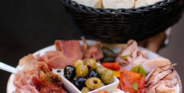 Antipasti-Teller und Brot