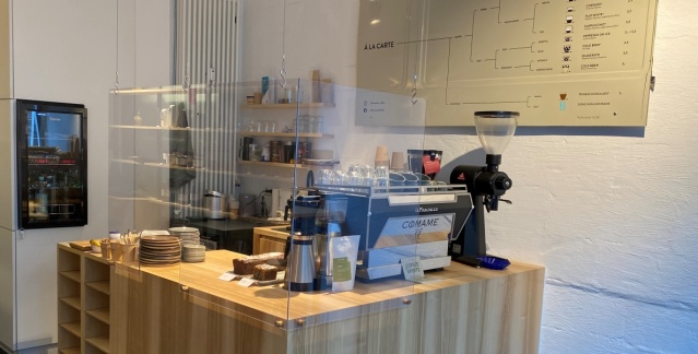 Der Bestelltresen und die Theke mit großer Kaffeemaschine
