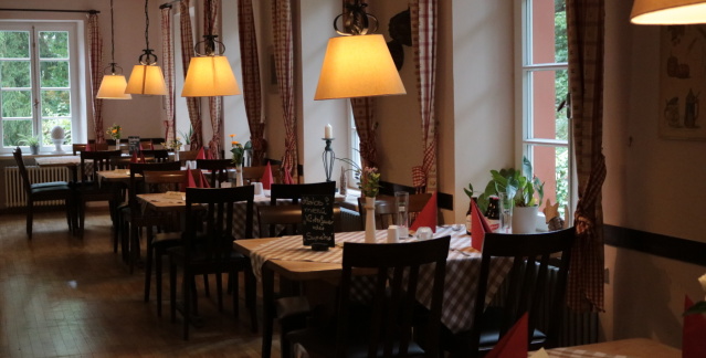 Gemütliche Tische in rot/weiß und große Lampenschirme