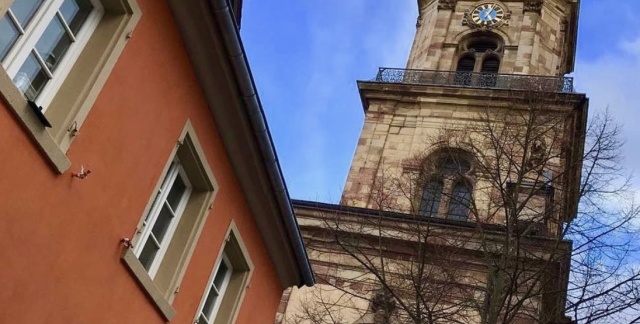 Gebäude mit Aufschrift Thonet im Vordergrund und der Basilika Sankt Johann im Hintergrund Gebäude mit Aufschrift Thonet im Vordergrund und der Basilika Sankt Johann im Hintergrund