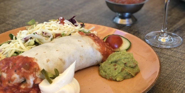 Gerollter Burrito mit verschiedenen Soßen