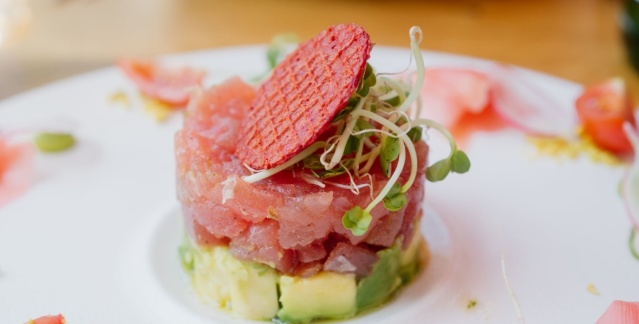 Roher Lachs mit Avocado und Dekoration
