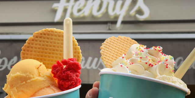 Zwei bunt gemischte Eisbecher