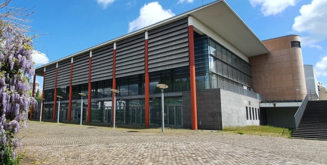 Außenansicht des Veranstaltungszentrum Congresshalle Saarbrücken  mit Vorplatz